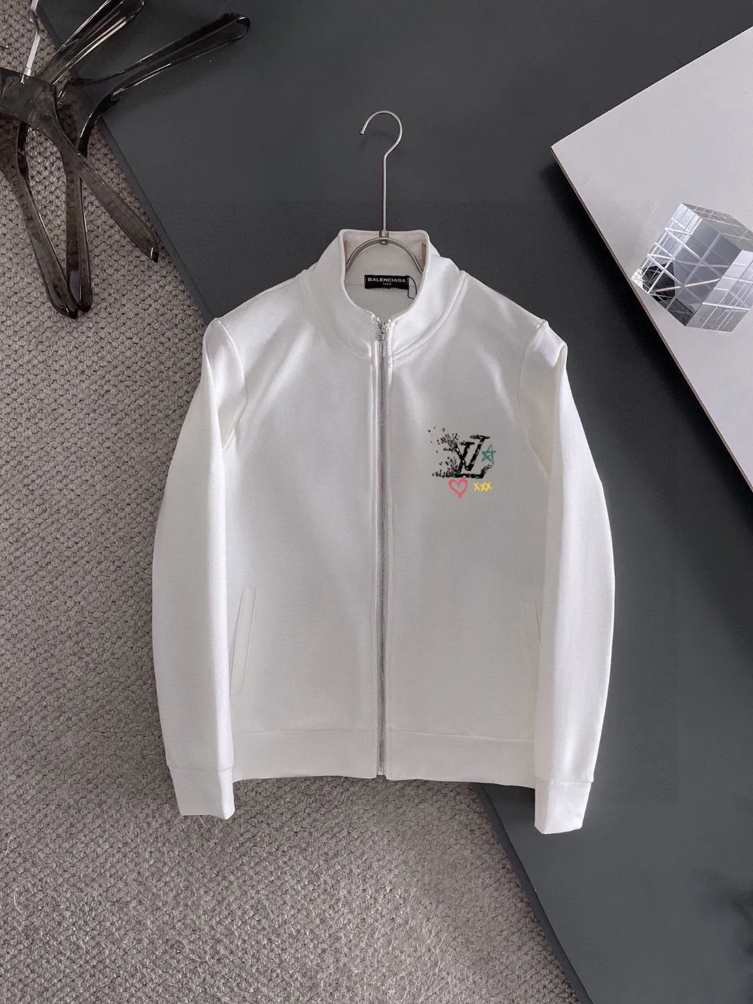 🅿️420 [LV Louis Vuitton] (Fat Man Gospel) hot-selling suit is coming. Focus on the original version of the official website. 2025 new hot-selling cardigan sweater suit. The original order is the best. 🇭🇰The meticulous work of top designers is dedicated to a fitting and perfect upper body effect. All-natural high-quality Roman cotton 100%, close-fitting comfort, noble and elegant! Original hardware embodies elegance and nobility! Counter size: M-5XL (maximum wear up to 220 pounds)